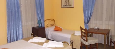 Deluxe driepersoonskamer, 1 slaapkamer, privébadkamer | 1 slaapkamer, een laptopwerkplek, gratis babybedden, gratis wifi