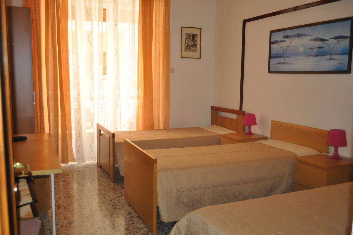 Habitación Business con 2 camas individuales, baño privado | 1 dormitorio, espacio para trabajar con un portátil, cunas gratuitas