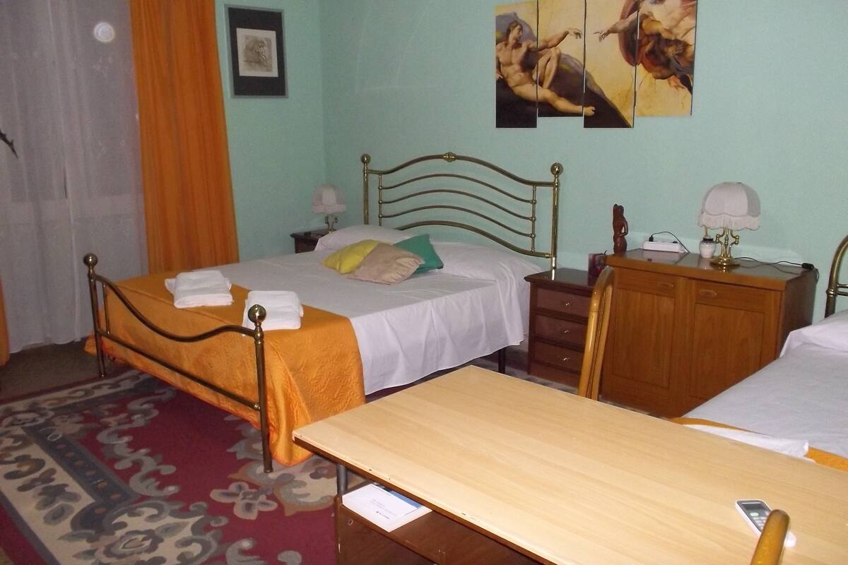 Habitación triple superior, 1 habitación, baño privado | 1 dormitorio, espacio para trabajar con un portátil, cunas gratuitas