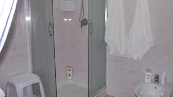 Business Twin Room, Private Bathroom | Bathroom | Shower, rainfall showerhead, free toiletries, hair dryer