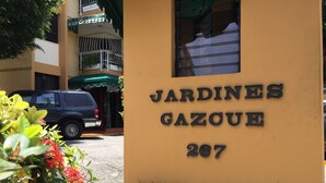 En byggnad med skylten ”JARDINES GAZQUE 267”.