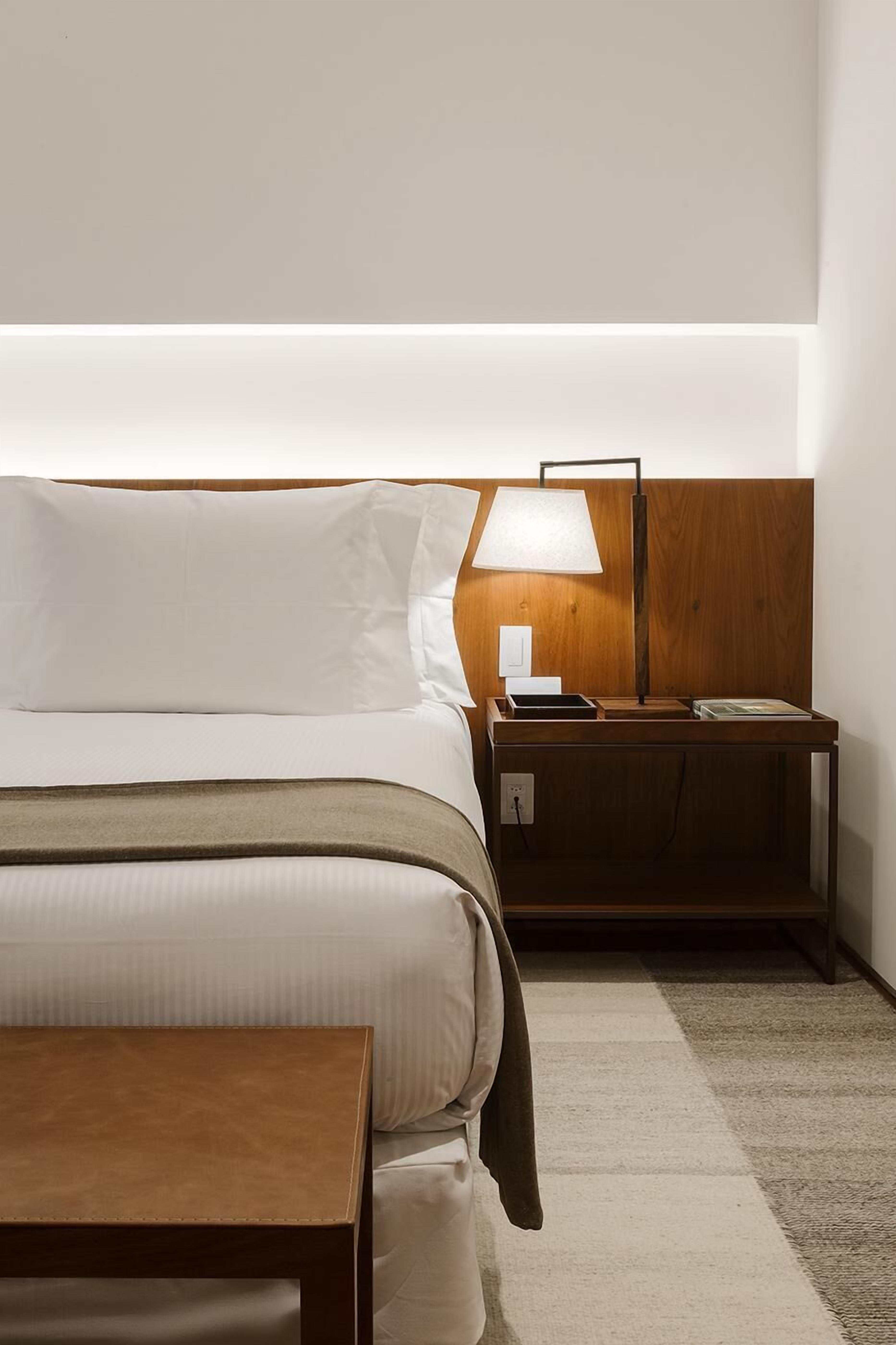 Minibar, Zimmersafe, Schreibtisch, Verdunkelungsvorhänge