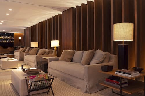 2 bars/lounges