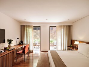 Habitación Deluxe | Minibar, caja fuerte, escritorio y cortinas opacas