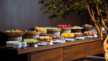 Un bufé con diversas frutas y verduras.