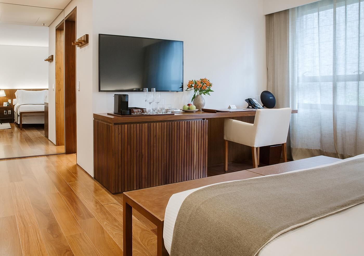 Minibar, Zimmersafe, Schreibtisch, Verdunkelungsvorhänge