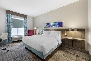 Escritorio, tabla de planchar con plancha, wifi gratis y ropa de cama 