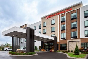 A Hilton Garden Inn with a modern design, featuring a covered entrance, a parking area, and a landscaped garden. - Hilton Garden Inn Gallatin, TN (Gallatin)