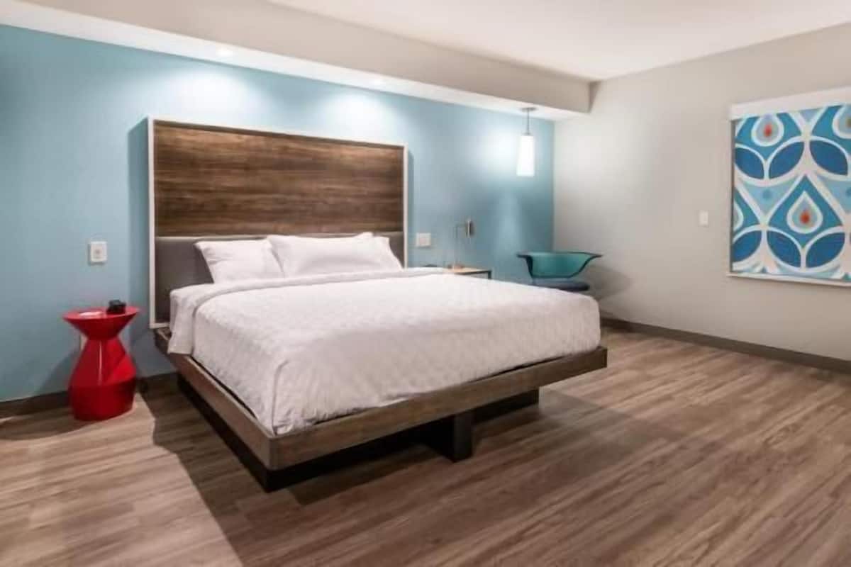 Egyptian cotton sheets, premium bedding, in-room safe