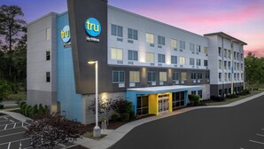 A modern hotel building with a prominent 'tru by Hilton' sign, multiple floors, and a well-lit entrance. - Tru by Hilton Fayetteville I-95, NC (Fayetteville)