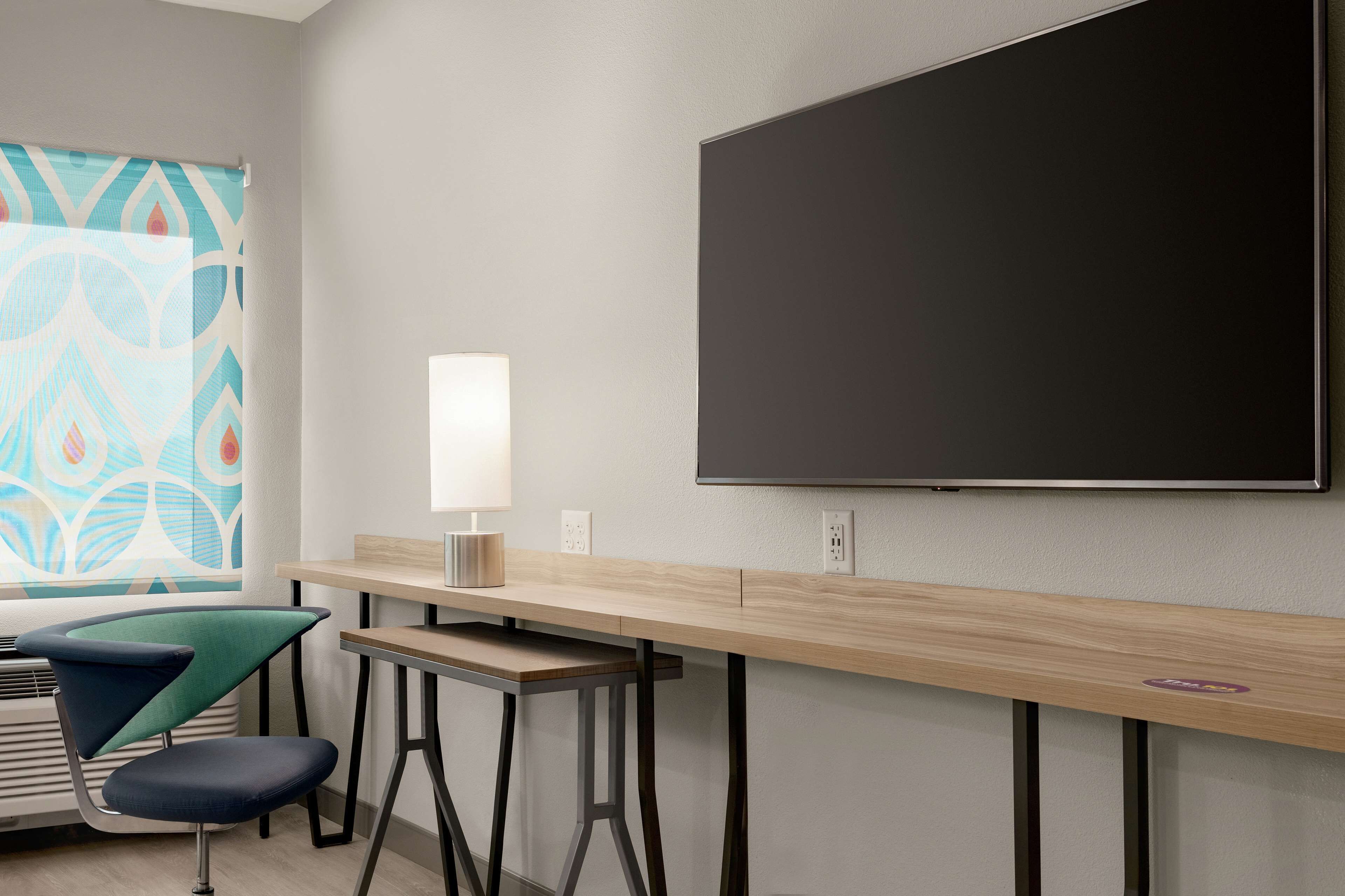 desk, free cots/infant beds, free wifi, bed sheets