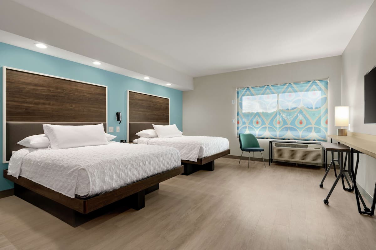 Escritorio, cunas gratuitas, wifi gratis y ropa de cama