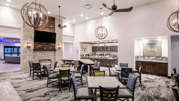 Café da manhã completo grátis todos os dias