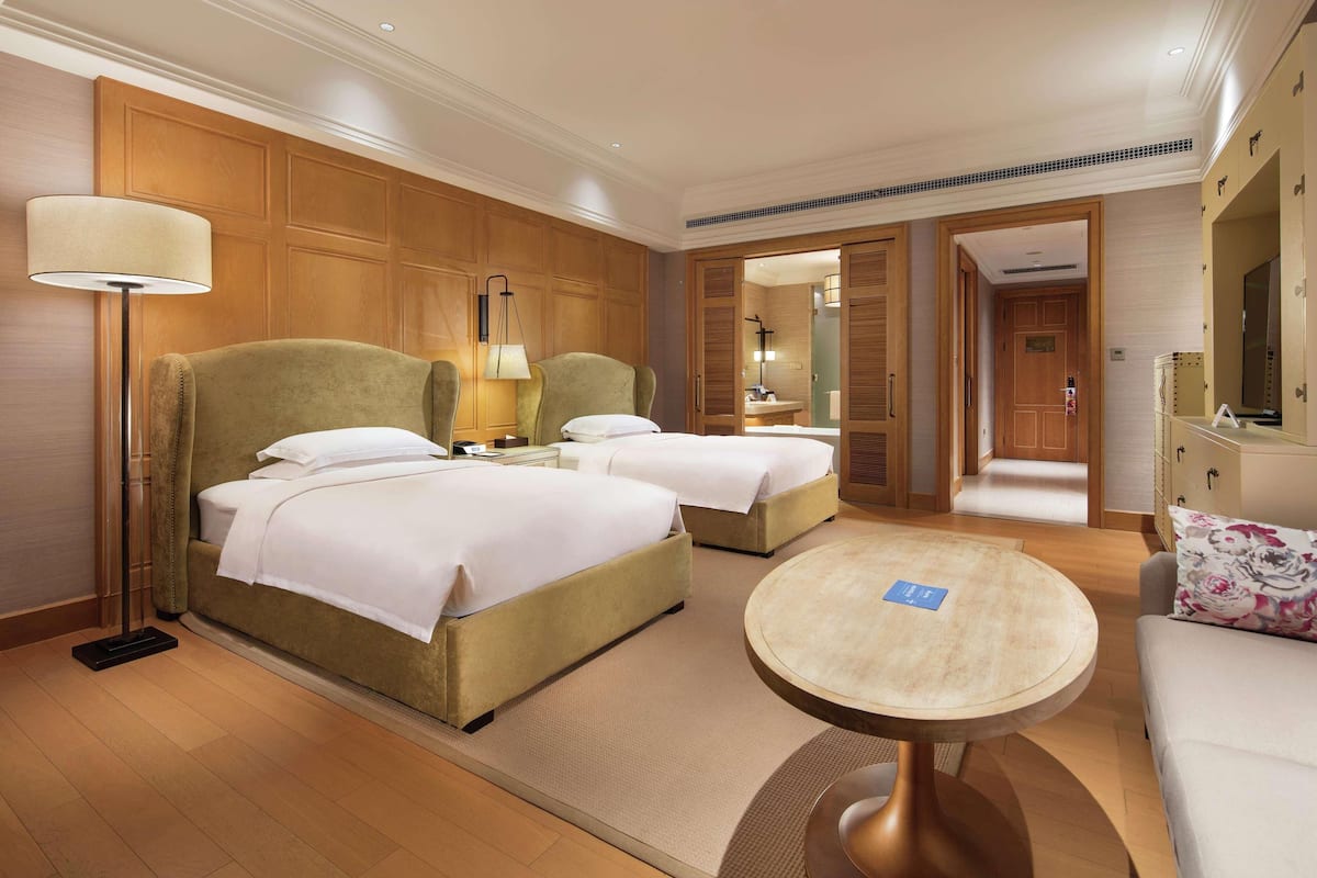 Hochwertige Bettwaren, Minibar, Zimmersafe, Schreibtisch