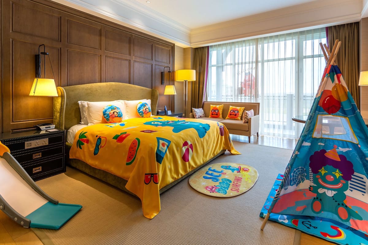 Kamar Keluarga, 1 Tempat Tidur King | Seprai premium, minibar, brankas, dan meja kerja
