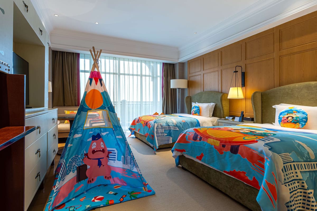 Kamar Keluarga, 2 Tempat Tidur Twin | Seprai premium, minibar, brankas, dan meja kerja