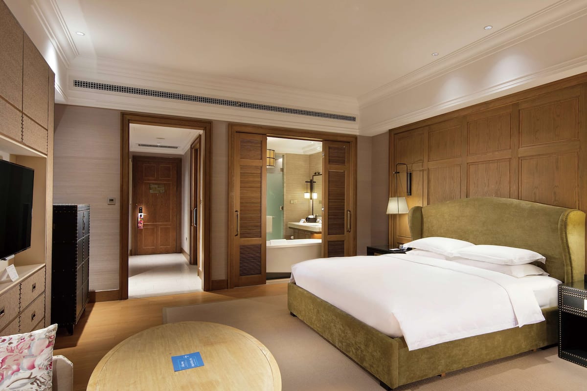 Seprai premium, minibar, brankas, dan meja kerja