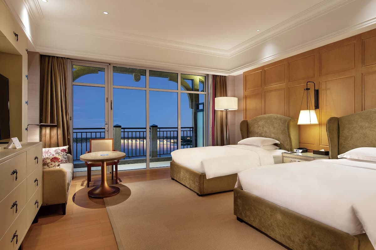 Seprai premium, minibar, brankas, dan meja kerja
