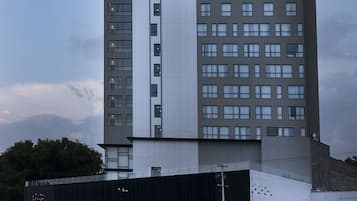 Vista frontal de la propiedad por la tarde o noche