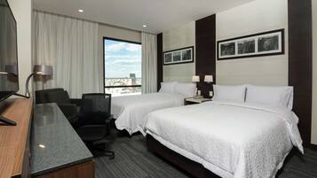 Habitación, 2 camas matrimoniales, vista a la ciudad | Ropa de cama de alta calidad y minibar