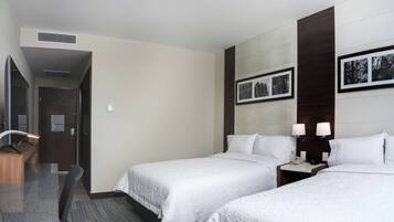 Habitación, 2 camas matrimoniales, vista a la ciudad | Ropa de cama de alta calidad y minibar