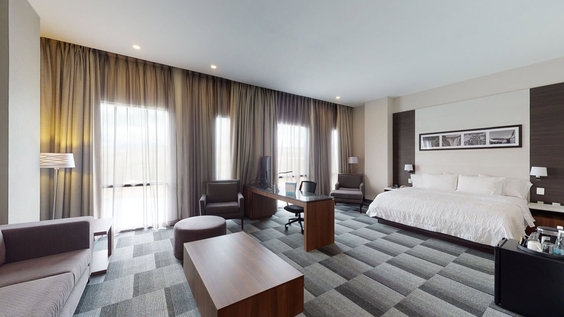 Ropa de cama de alta calidad y minibar 