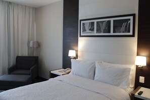 Zimmer, 1 Queen-Bett, Stadtblick | Hochwertige Bettwaren, Minibar, Zimmersafe, Schreibtisch