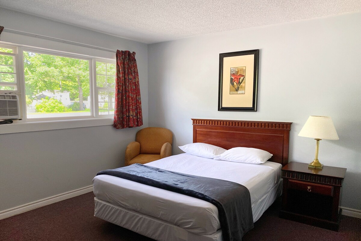 Standard Room, 1 Queen Bed, Refrigerator & Microwave