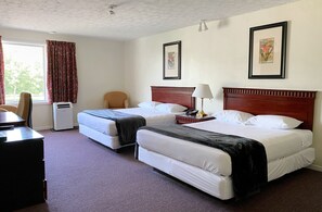 Room, 2 Queen Beds, Refrigerator & Microwave - Fort Nashwaak Motel (Fredericton)