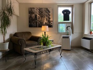 Lobby sitting area - Fort Nashwaak Motel (Fredericton)
