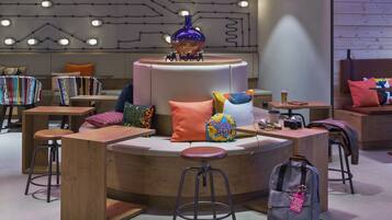 Coin salon dans le hall