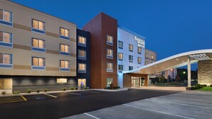 A multi-story hotel with a modern design, featuring a covered entrance and a parking lot. - Fairfield Inn & Suites by Marriott Lexington East/I-75 (Lexington)