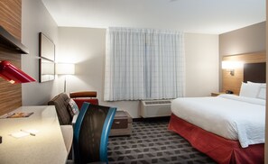 Escritorio, cortinas blackout y tabla de planchar con plancha 