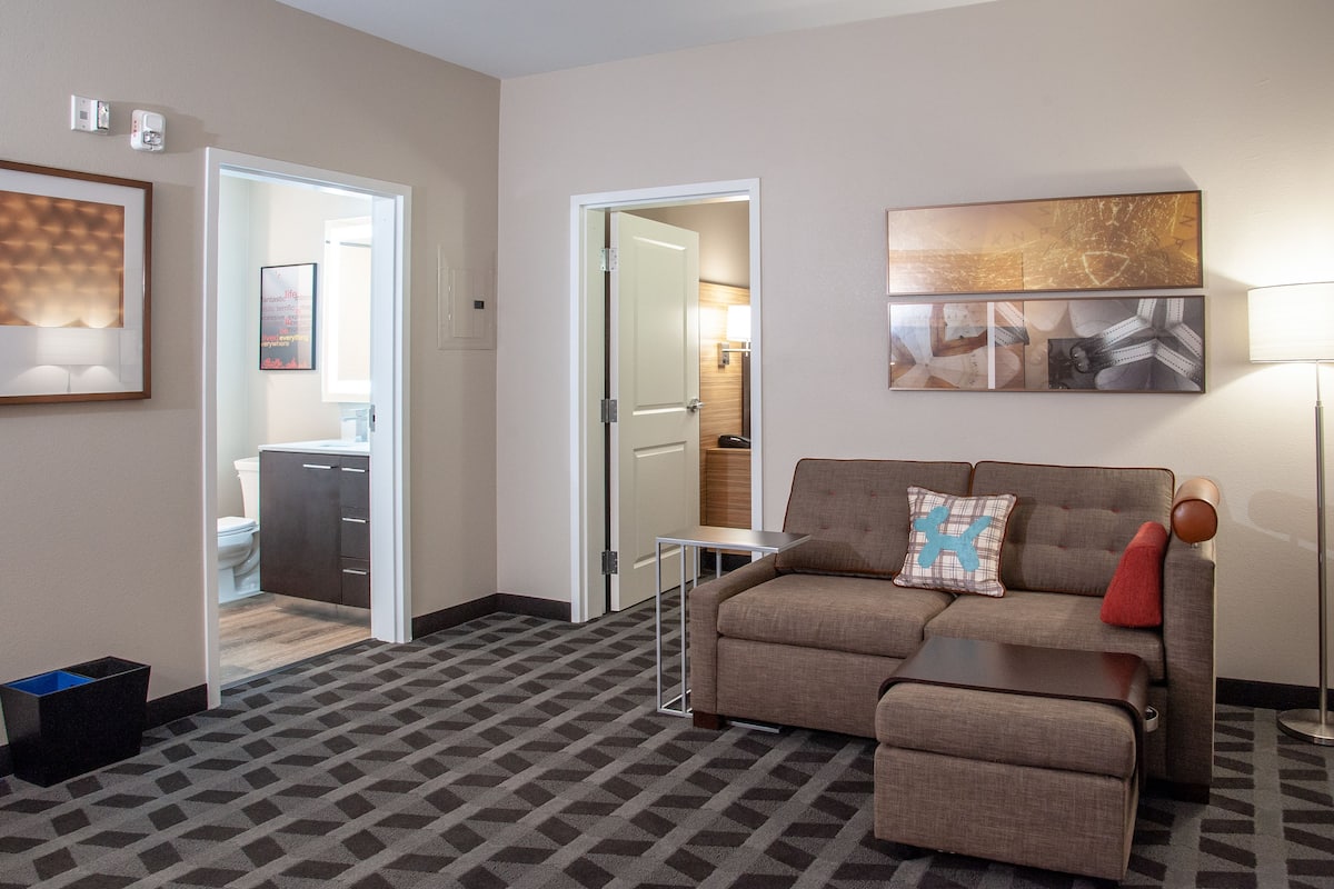 40-inch flat-screen tv with cable channels, tv