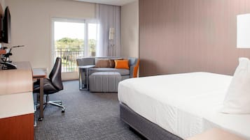 Habitación, 1 cama de matrimonio grande con sofá cama, balcón, vistas a la ciudad (Balcony) | Ropa de cama hipoalergénica, caja fuerte, escritorio y cortinas opacas