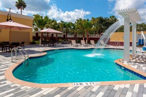 Outdoor pool - Courtyard by Marriott DeLand Historic Downtown (DeLand)