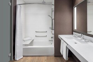 Rum - 2 queensize-sängar | Badrum | Gratis toalettartiklar, hårtork och handdukar