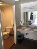 Quarto básico, 2 camas de casal, para não fumantes | Banheiro | Produtos de toalete grátis, toalhas de banho