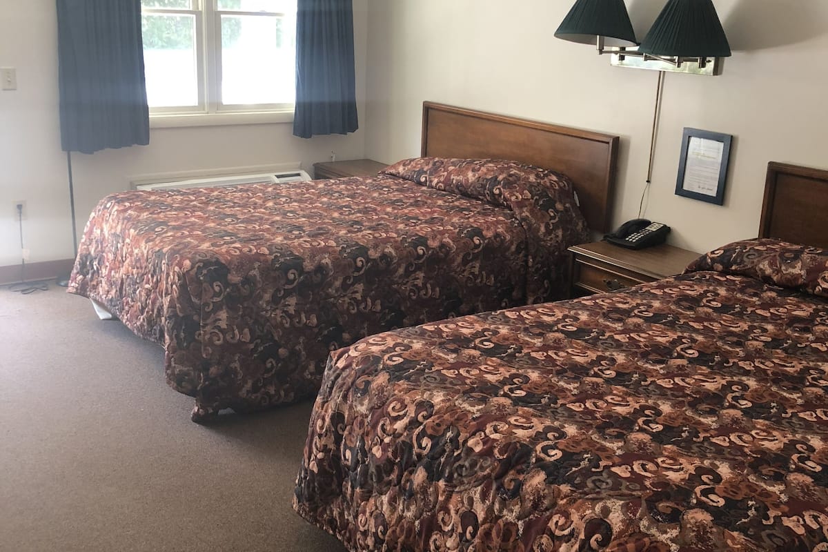 Habitación básica, 2 camas matrimoniales, para no fumadores | Wifi gratis y ropa de cama