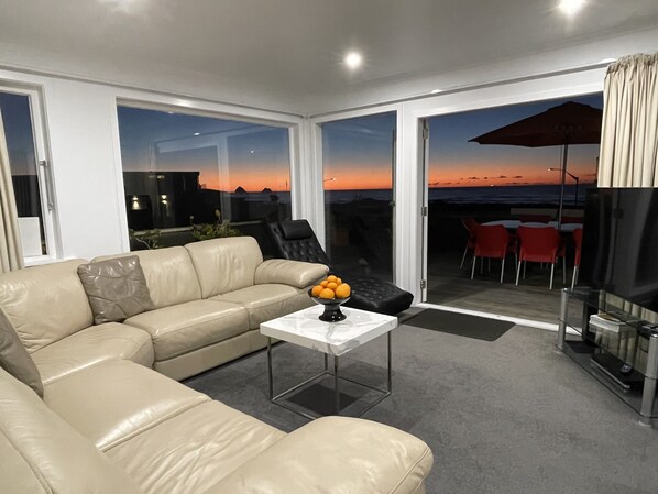 TV connectée, cheminée, lecteur de DVD, chaîne hi-fi