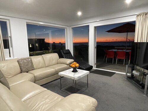 STUNNING OCEAN FRONT LUXURY BEACH HOUSE IN PRIME CBD LOCATION 