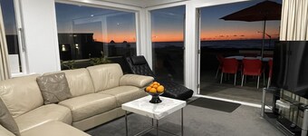ERSTAUNLICHES OCEAN FRONT LUXUS STRANDHAUS IN PRIME CBD LAGE 