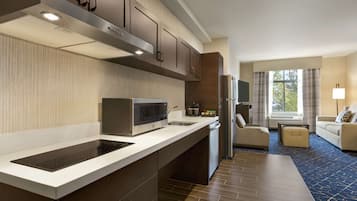 Studio, 1 King Bed, Accessible (Hearing) | Living area