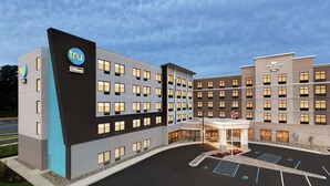 Un hotel moderno con varias edificaciones, incluyendo un Tru Hilton y un Homewood Suites.