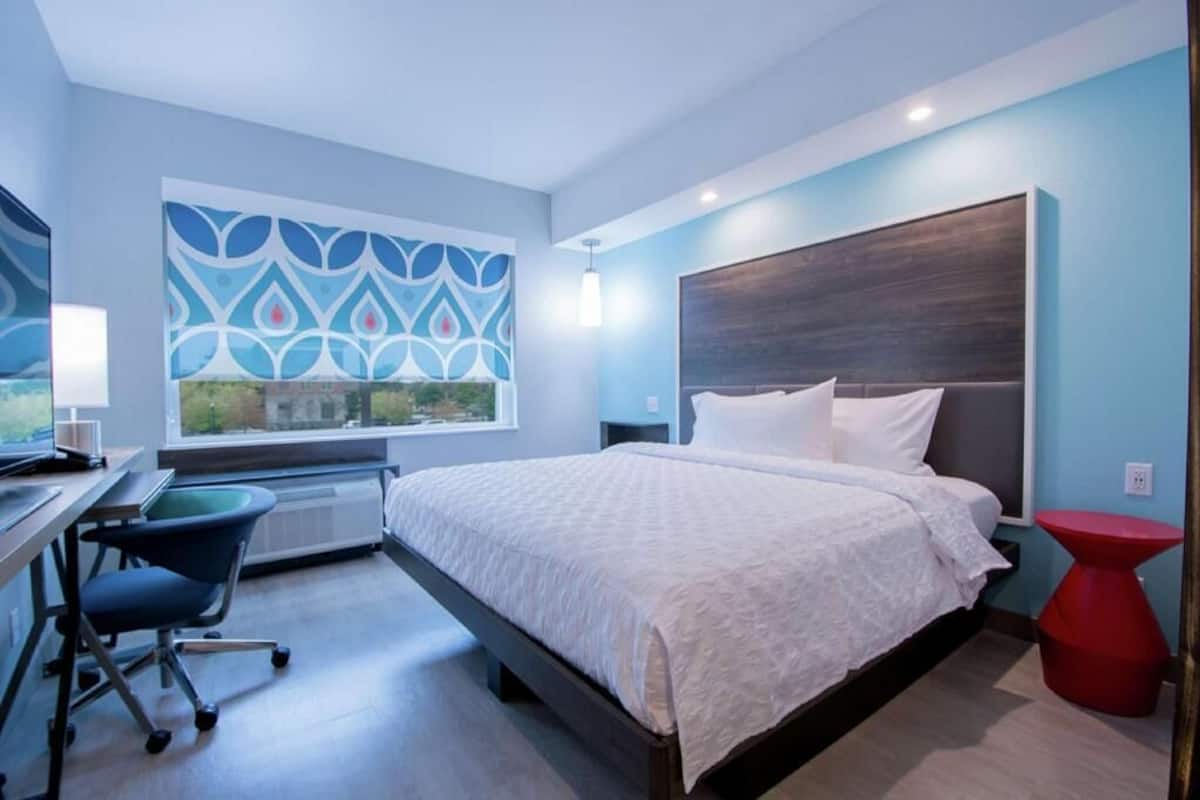 In-room safe, laptop workspace, blackout curtains, iron/ironing board