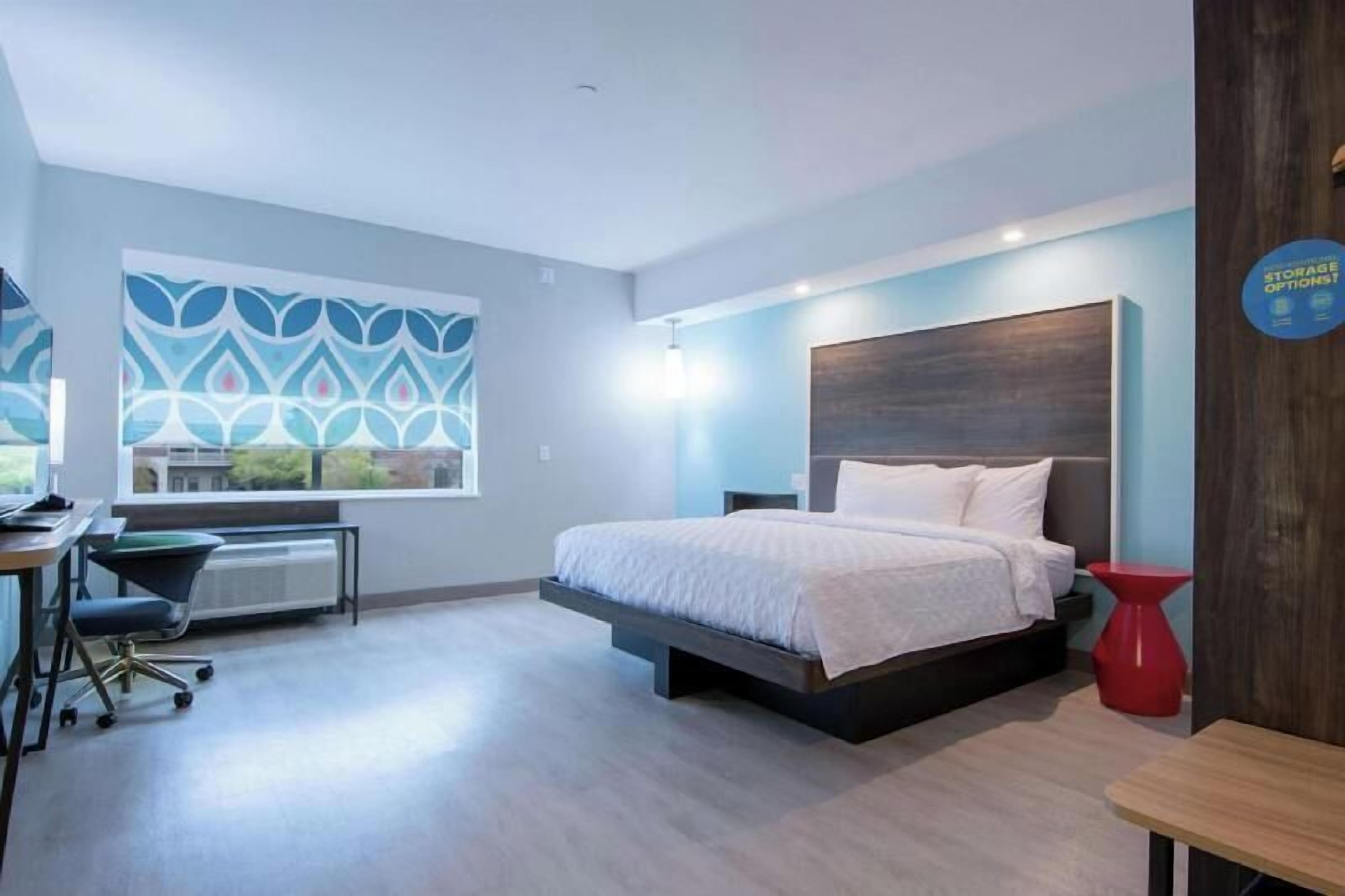 In-room safe, laptop workspace, blackout drapes, iron/ironing board