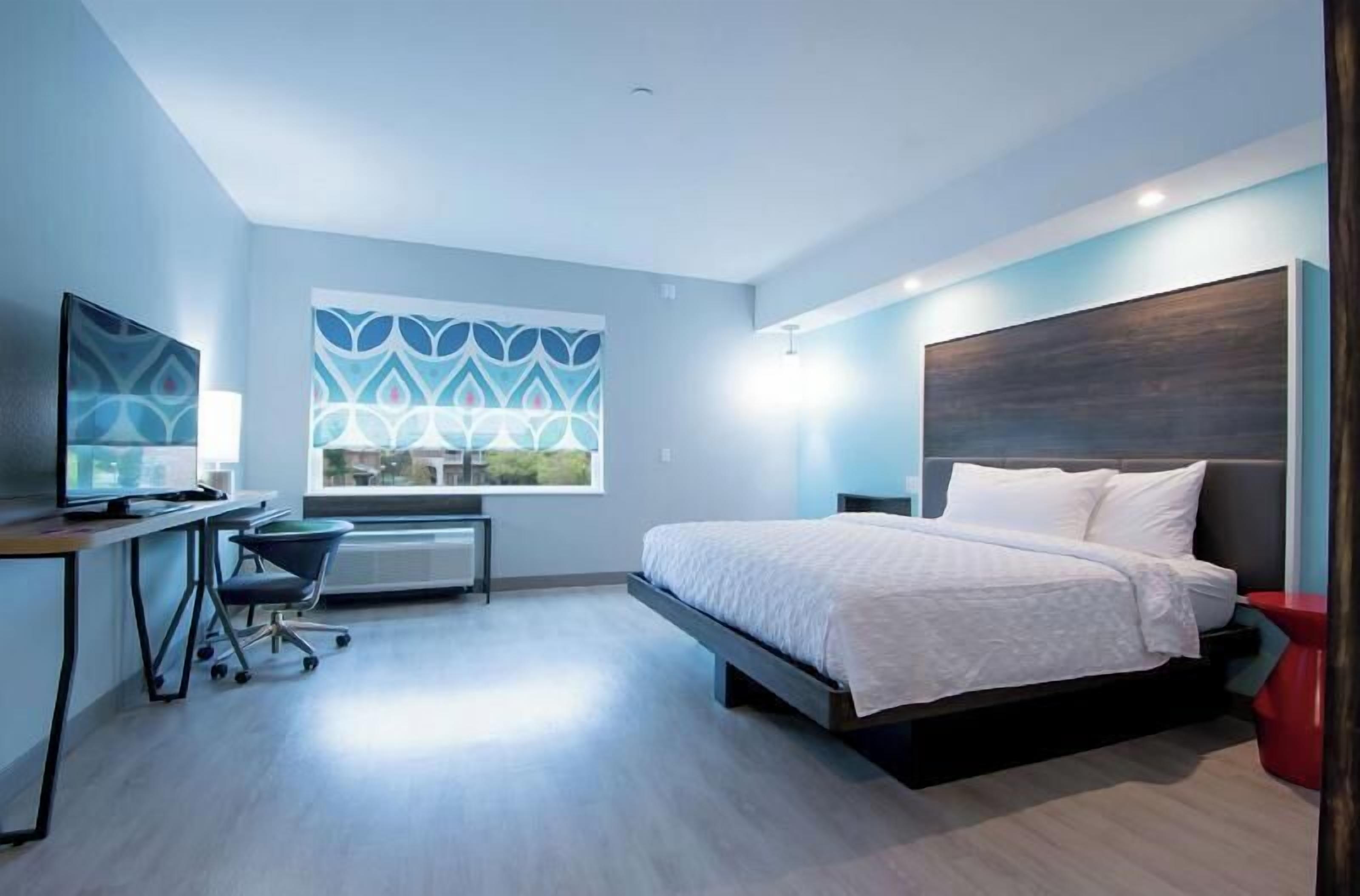 In-room safe, laptop workspace, blackout drapes, iron/ironing board