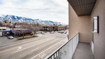 Studio, 1 King Bed, Balcony | Desk, laptop workspace, blackout drapes, iron/ironing board