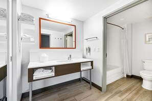 Studio, 1 King-Bett, Balkon | Badezimmer