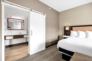 Studio, 1 King Bed, Balcony